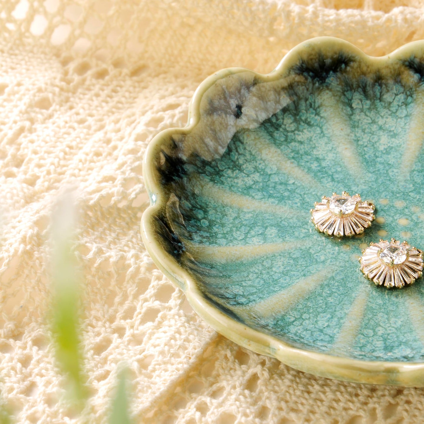 Lotus Leaf Shape Decorative Ring Tray, Small Key Bowl, Ceramic Trinket Tray Jewelry Dish Organizing Necklace Earrings, Home Decoration for Mom Best Friend Sister, Light Green.