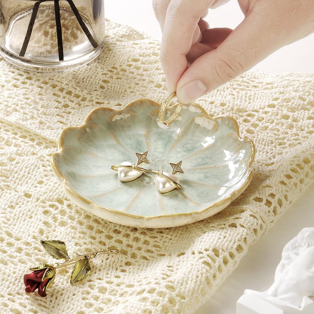 Lotus Leaf Shape Decorative Ring Tray, Small Key Bowl, Ceramic Trinket Tray Jewelry Dish Organizing Necklace Earrings, Home Decoration for Mom Best Friend Sister, Light Green.